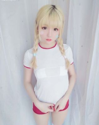 她唇之下