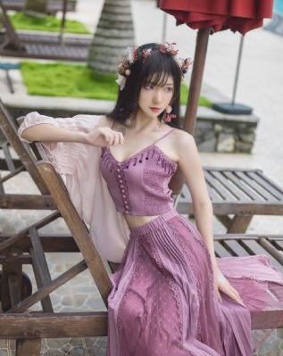 女人趴到床脱了内裤打光屁股视频